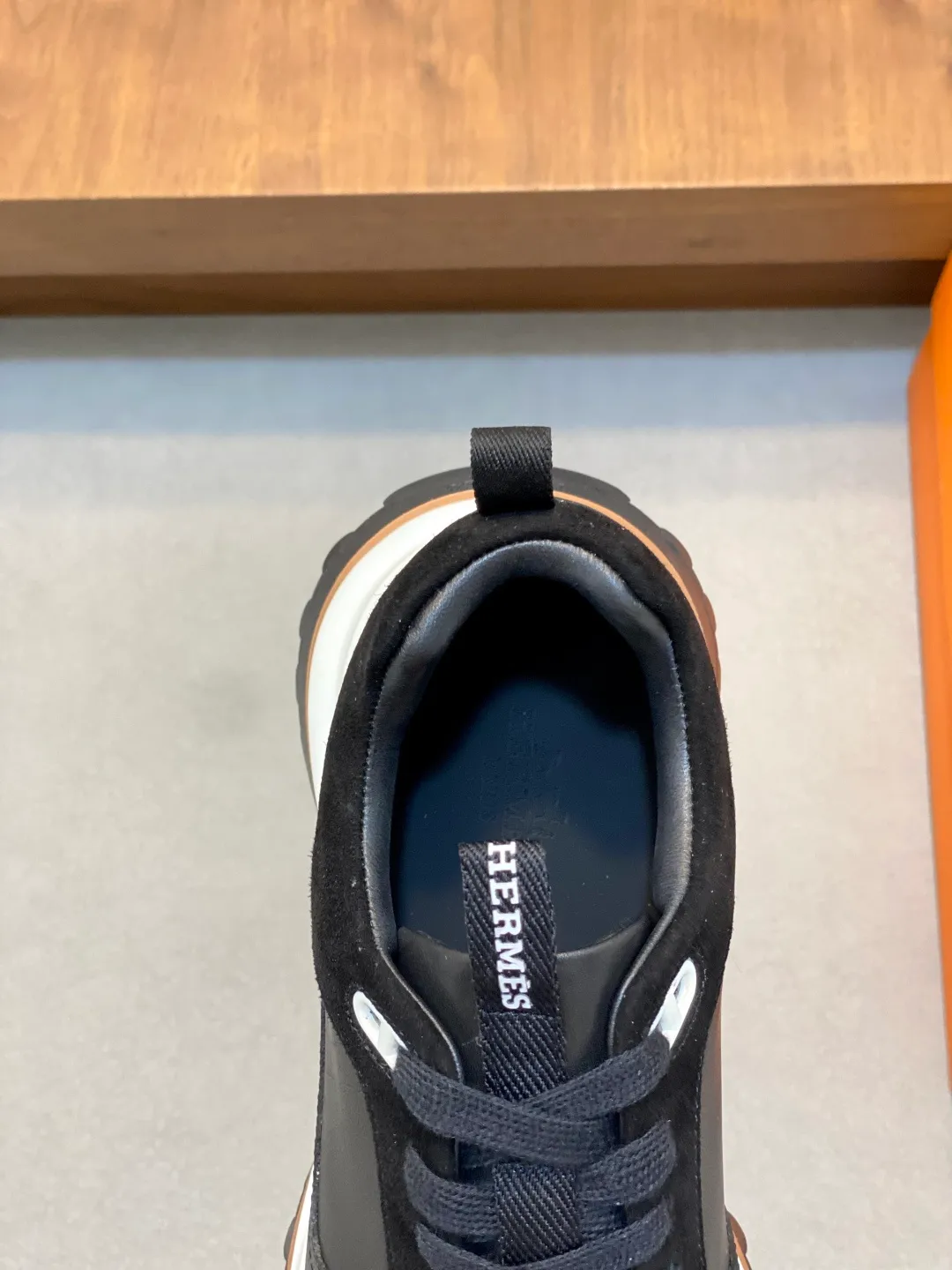 Men's men's shoes 💰700 HERMES/Hermès Leader sneakers! Tech twill, calfskin and suede goatskin sneakers featuring paneled multicolor twill, calfskin and suede. Lightweight geometric sole for a stylish urban look. Product details: White and orange rubber sole Black rubber sole with orange rubber insert Light natural leather insert White rubber toe cap Beige lambskin insole and lining Cotton strap, rubber lettering Sole height: 4cm Size: 39-40-41-42-43-44 (customized at 38.45)
